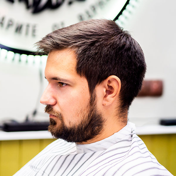 Corte de pelo y barba Hombre con corte de pelo y barba perfilada